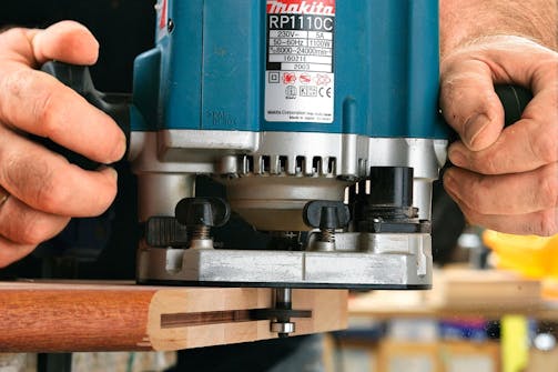 Overfres - Frest spor til skjøt med løs fjær: Sett et slissestål i overfresen Overfres - Frest spor til skjøt med løs fjær: Sett et slissestål i overfresen